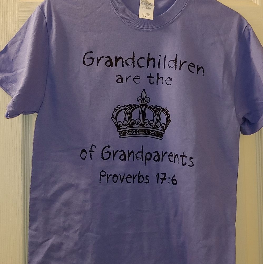 Small purple shirt with Grandchildren are the 👑